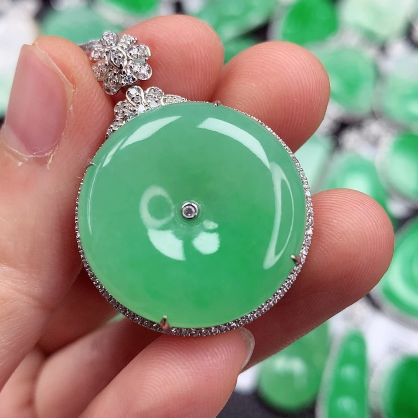 【闪购商品】颈饰18K金镶嵌翡翠平安扣