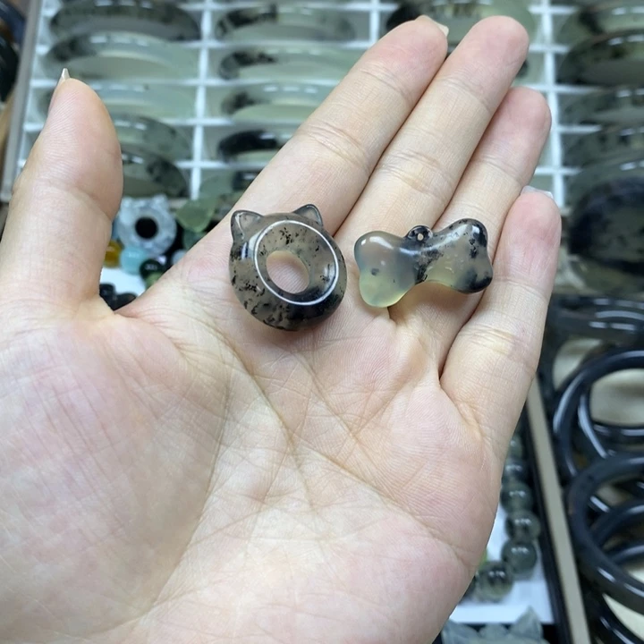 蛇纹石玉未镶嵌颈饰