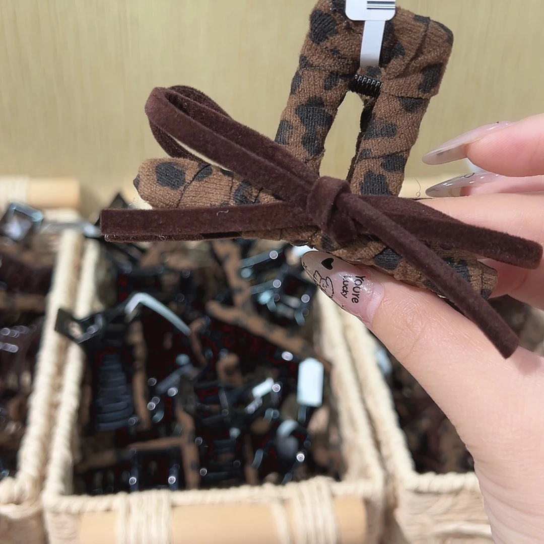 仿珍珠非金属豹纹蝴蝶结中抓