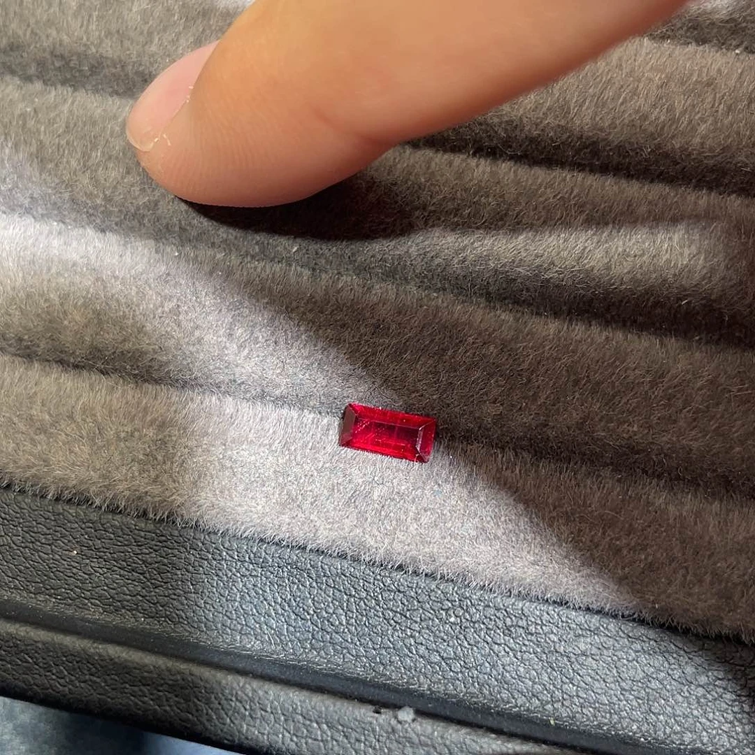 红宝石裸石0.56ct无烧鸽血红强荧光吉尔德