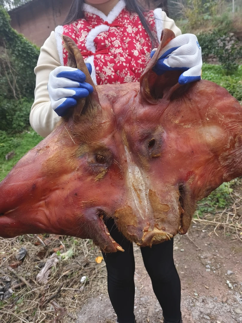 腊猪头直播间现场称重 以实际重量为准