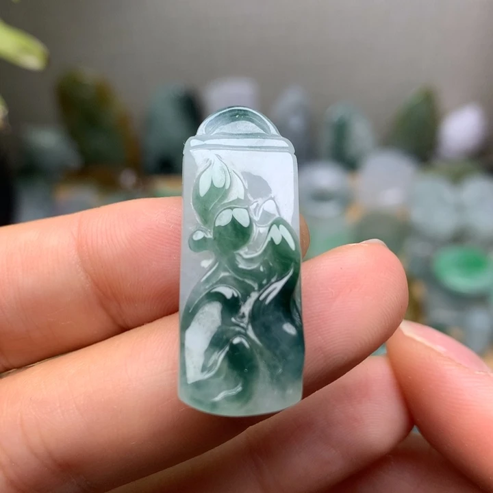 翡翠未镶嵌颈饰连年有余