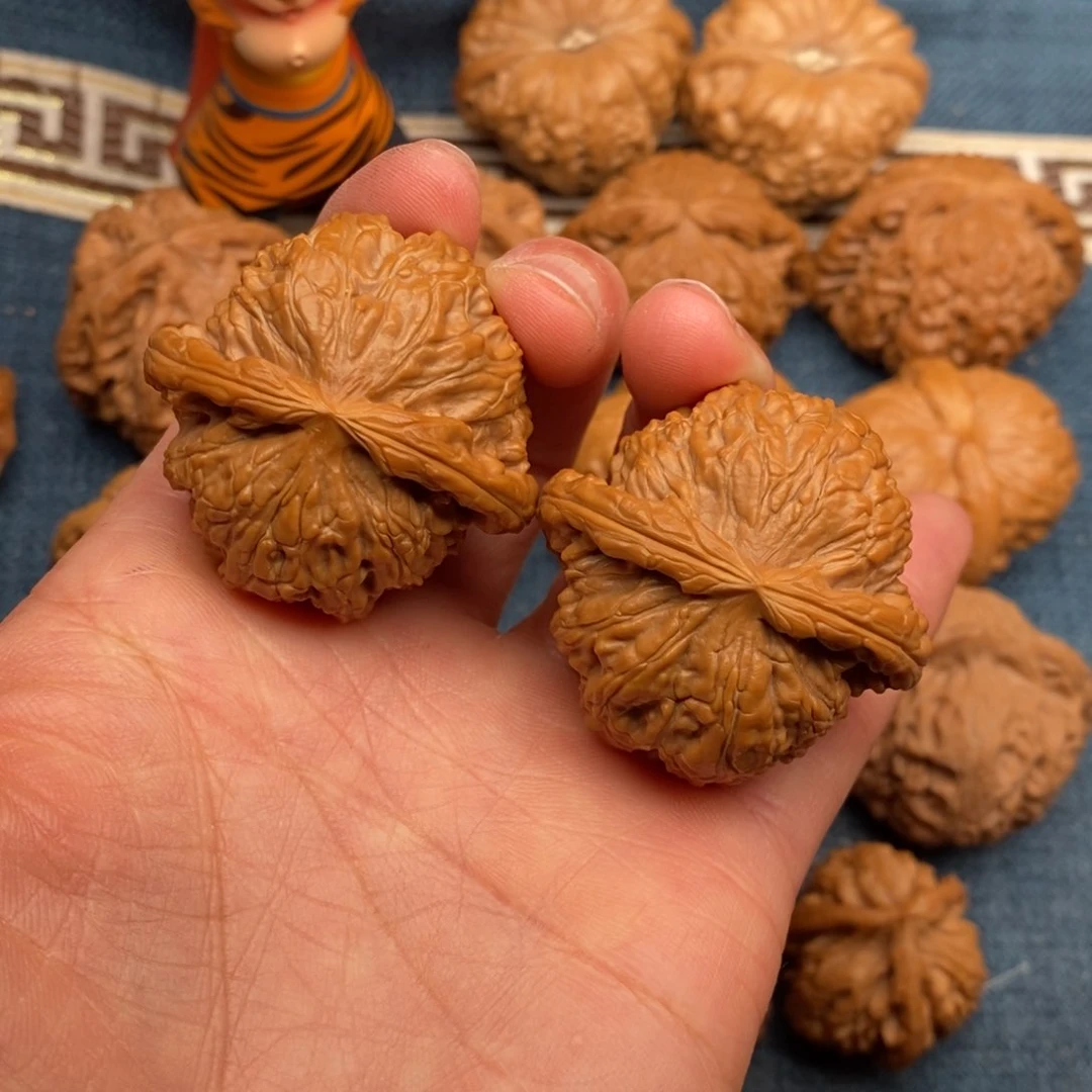 文玩核桃把件40闷白红皮