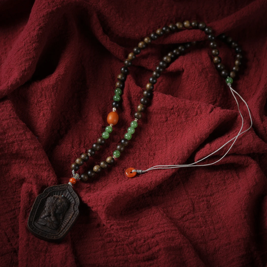 沉香吊坠-沉水留疤老白棋脖挂+沉香木雕扎基牌子