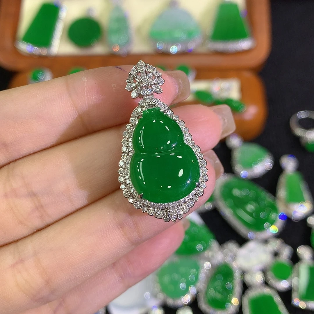 翡翠18K金镶嵌颈饰8888888