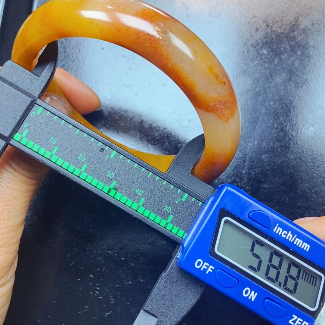 未镶嵌石英质玉（黄龙玉）颈饰