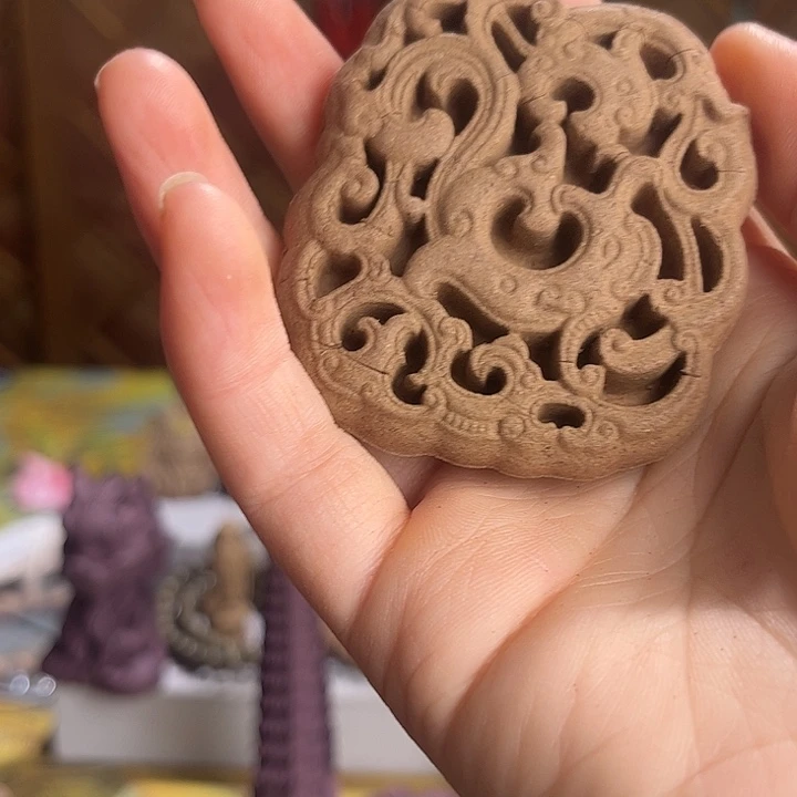 泥塑白龙涎瑕疵镂空牌