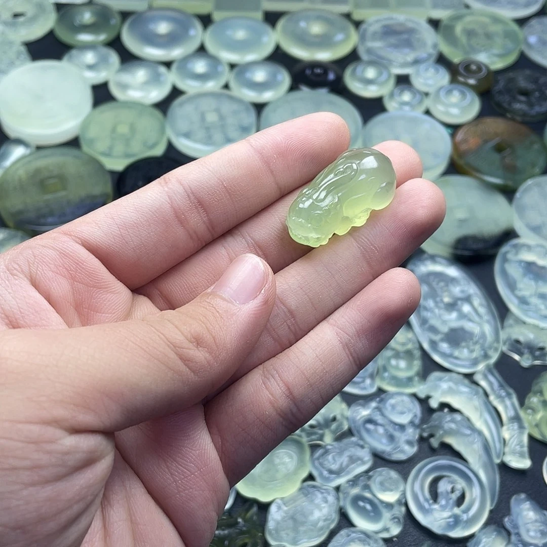 岫玉未镶嵌颈饰貔貅