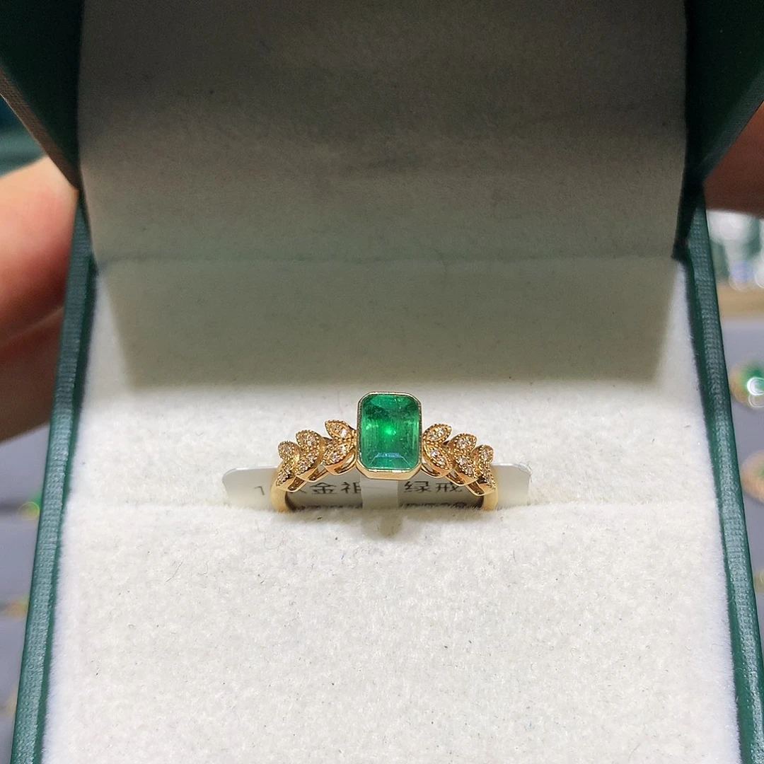 18K金镶嵌戒指祖母绿