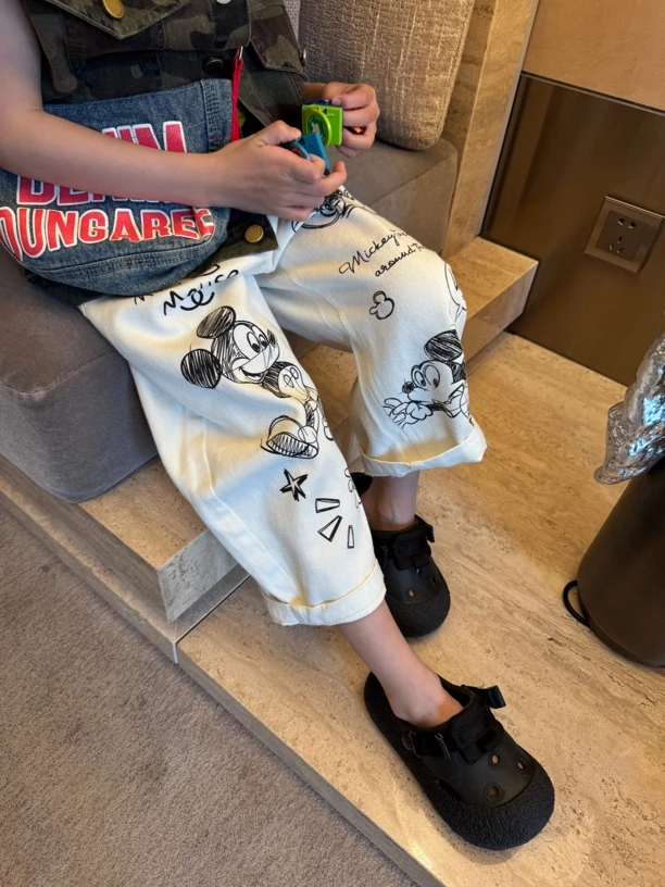 令佳潮牌儿童卡通老鼠涂鸦柔软水洗弯刀牛仔裤2634裤子宽松外穿