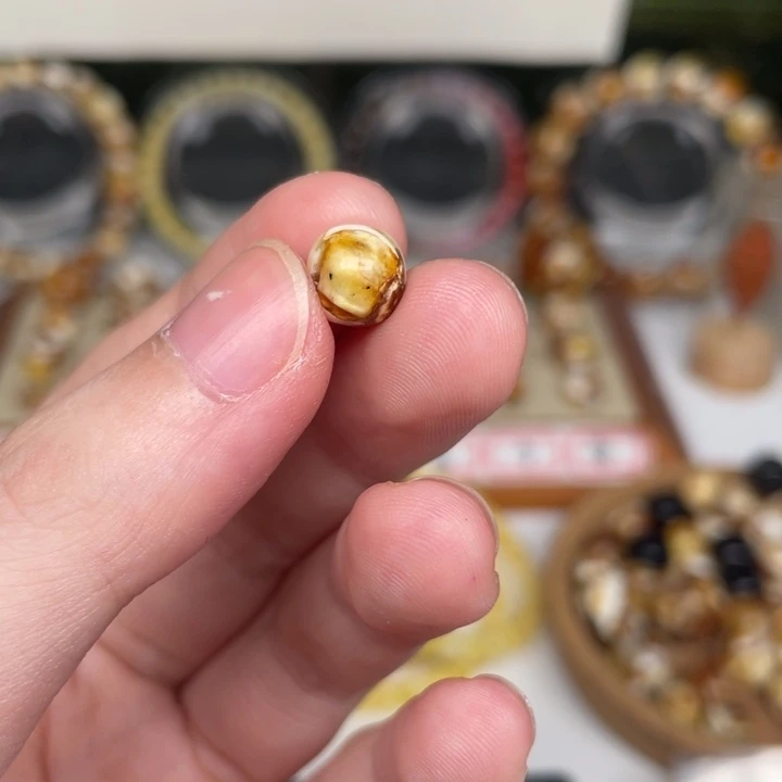 麦***麦裸石琥珀未镶嵌32号有花粉