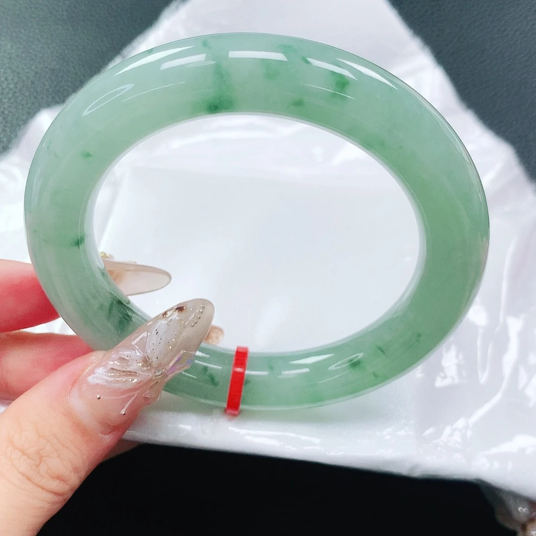 翡翠手镯未镶嵌54圈