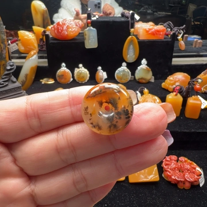 未镶嵌石英质玉（黄龙玉）颈饰