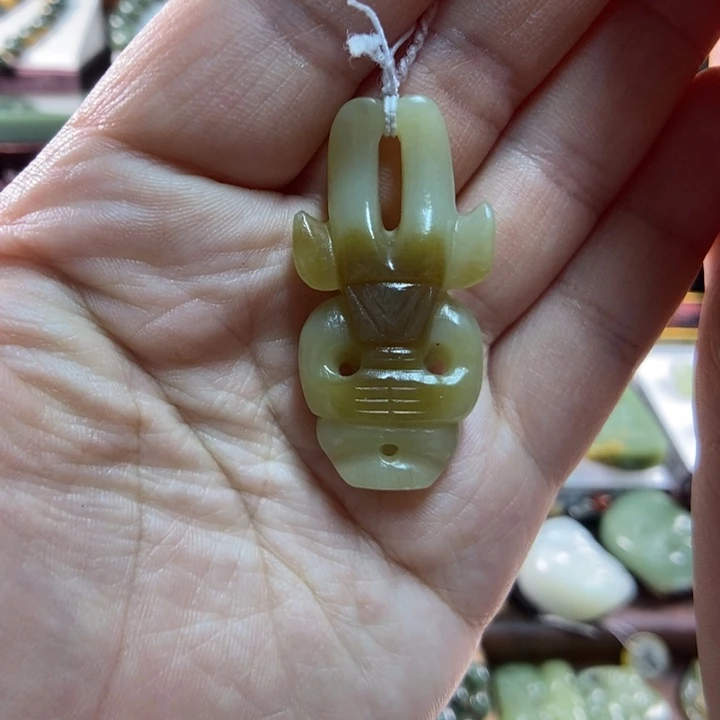 吊坠(赠链)未镶嵌透闪石质玉