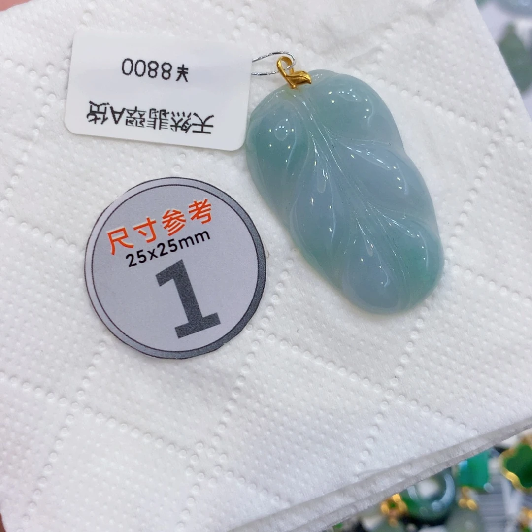 颈饰18K金镶嵌翡翠叶子