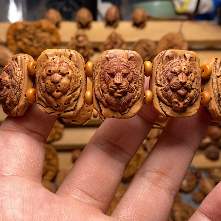 桃核雕刻老虎手牌