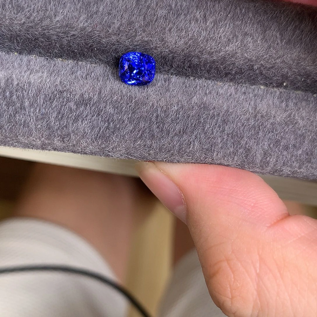 蓝宝石裸石2.04 全净皇家蓝
