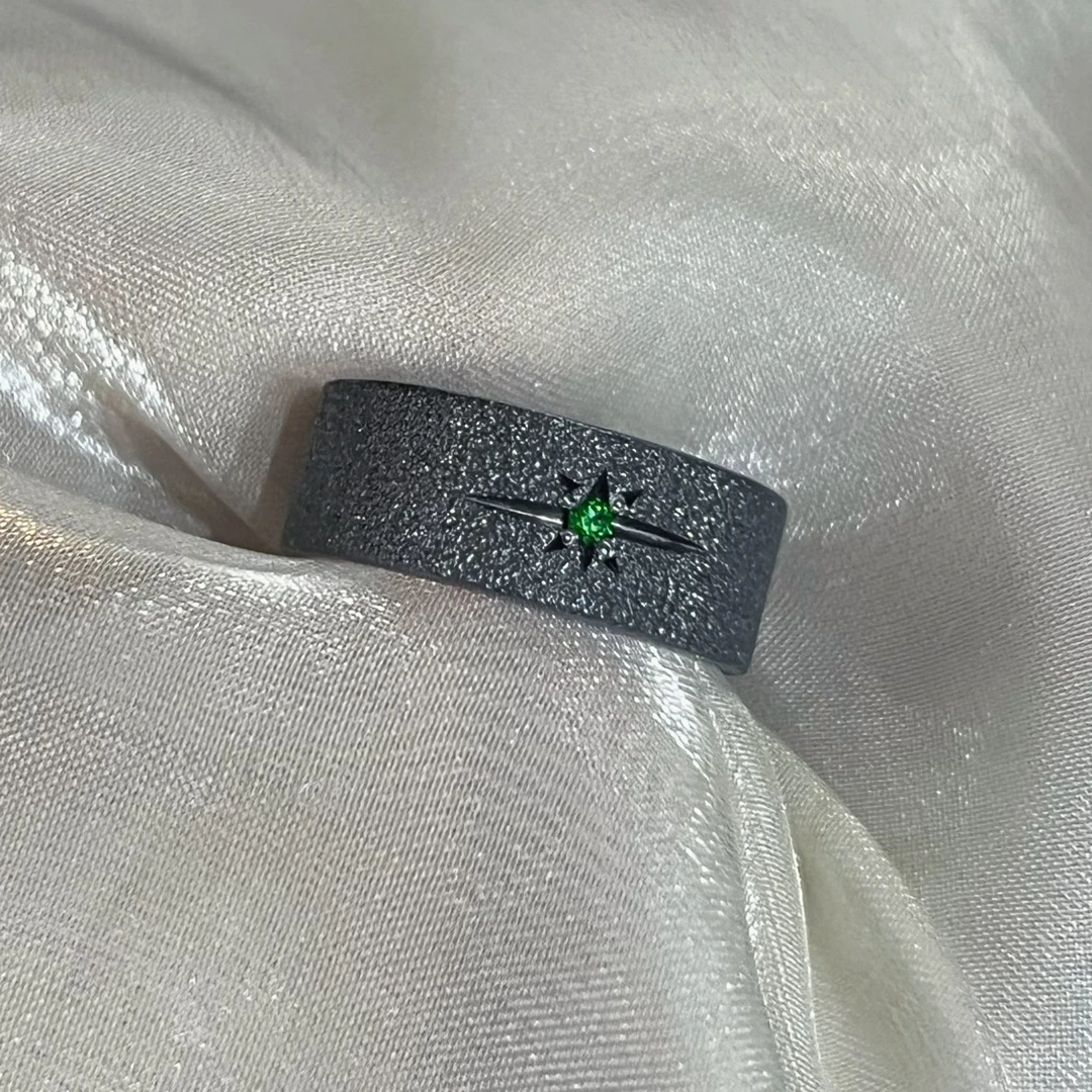 足银戒指 约8mm黑色做旧钉砂星芒镶嵌银戒
