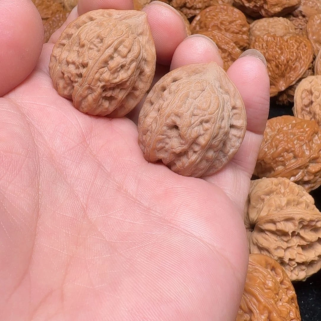桃核吊坠赤龙鸡心，一日红，尺寸32，全品