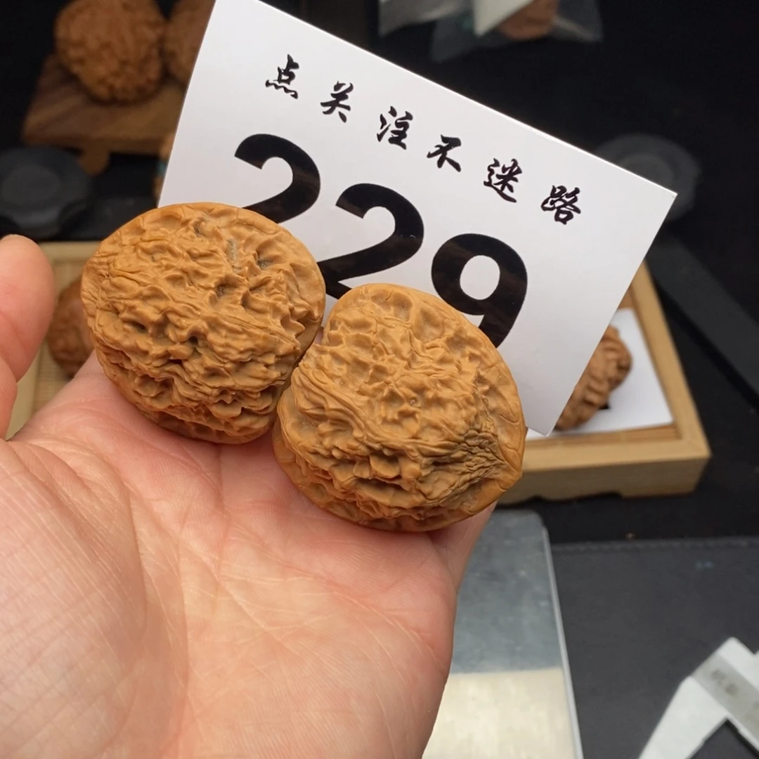 文玩核桃吊坠42红狮子