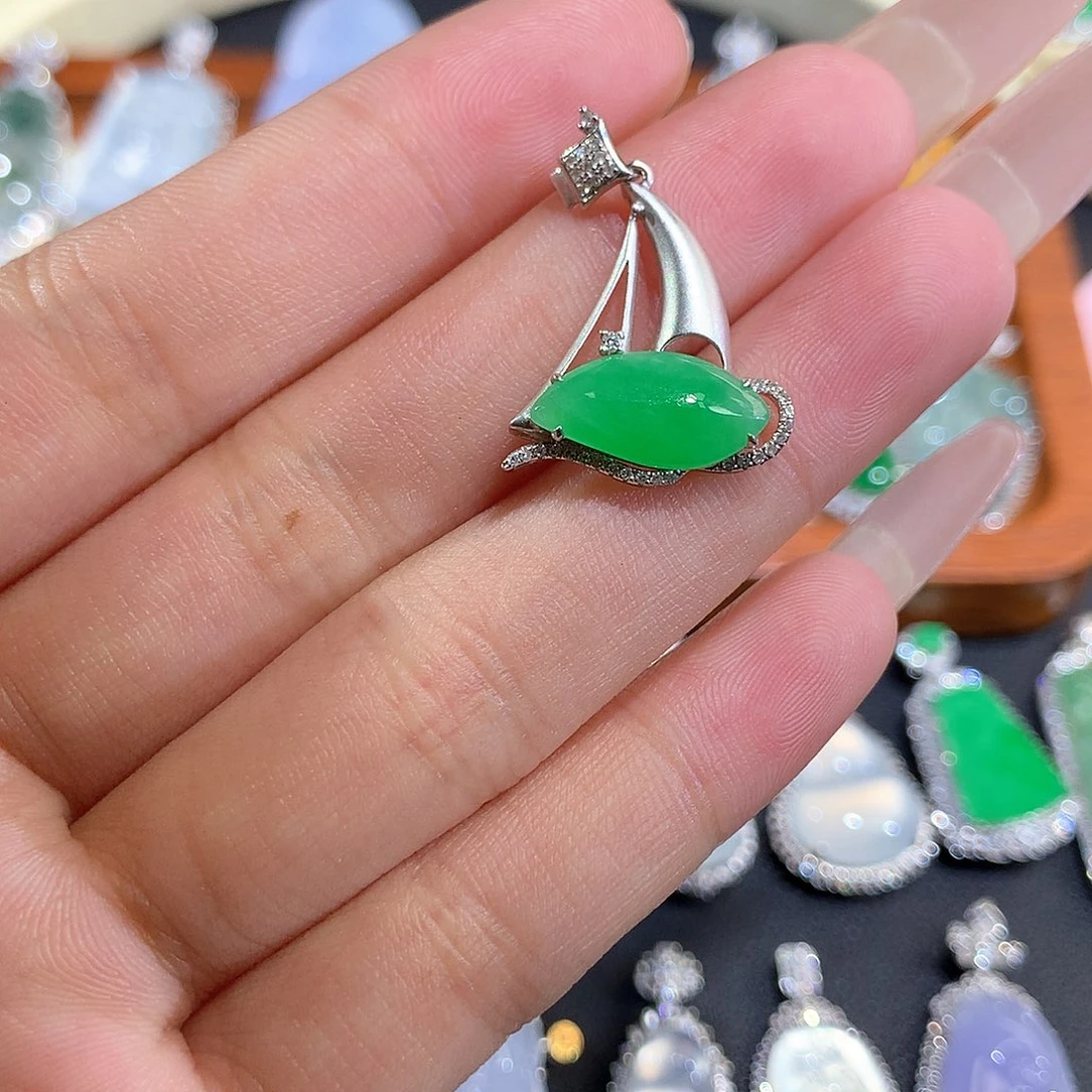 翡翠18K金镶嵌颈饰随形吊坠