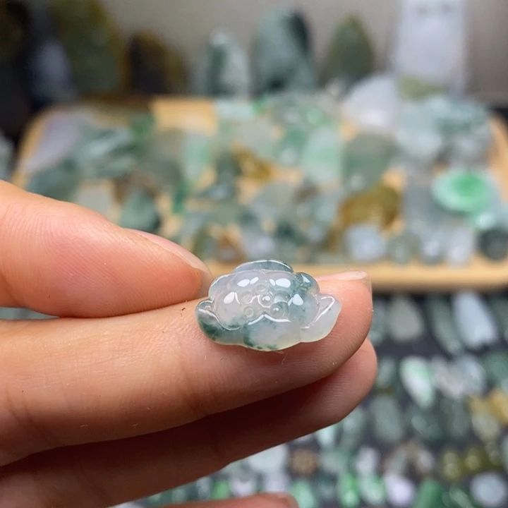 翡翠未镶嵌颈饰莲花