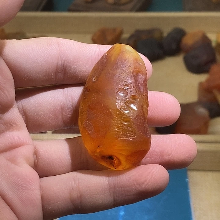 裸石琥珀未镶嵌金绞蜜