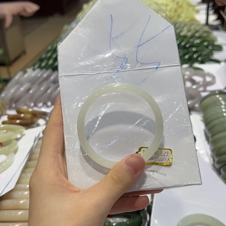 h***w未镶嵌手镯和田玉
