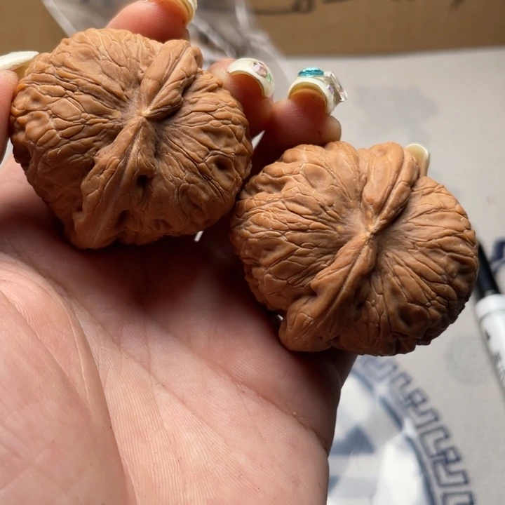 比***，把件文玩核桃元宝