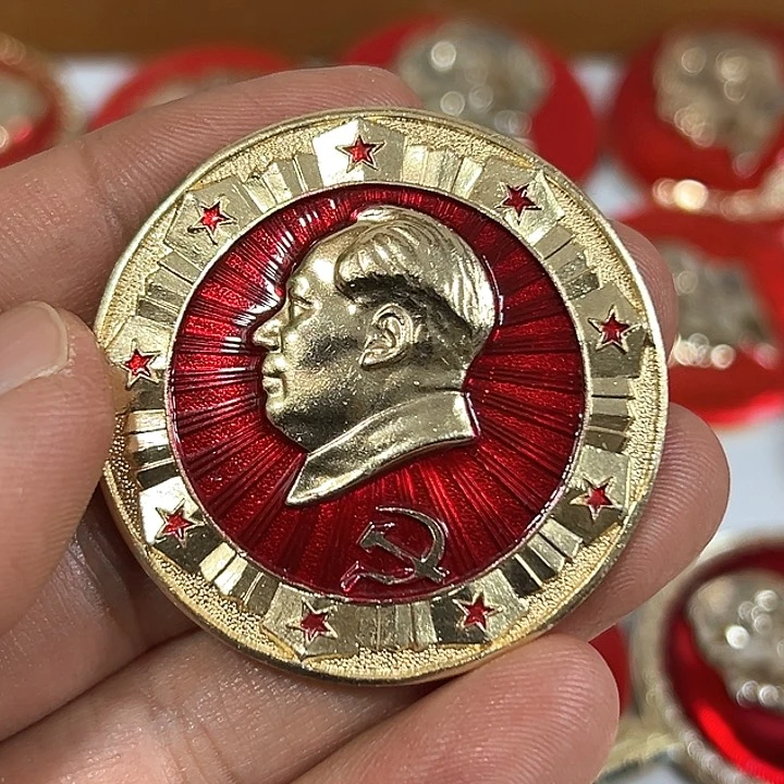 其他普通金属醉***漆纪念章一个。。