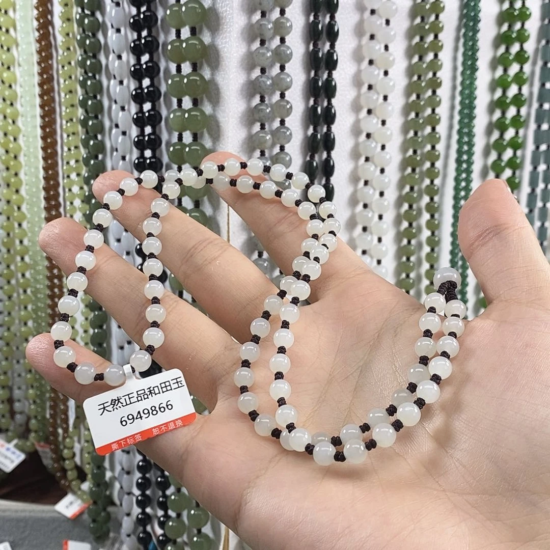 王***君和田玉未镶嵌颈饰