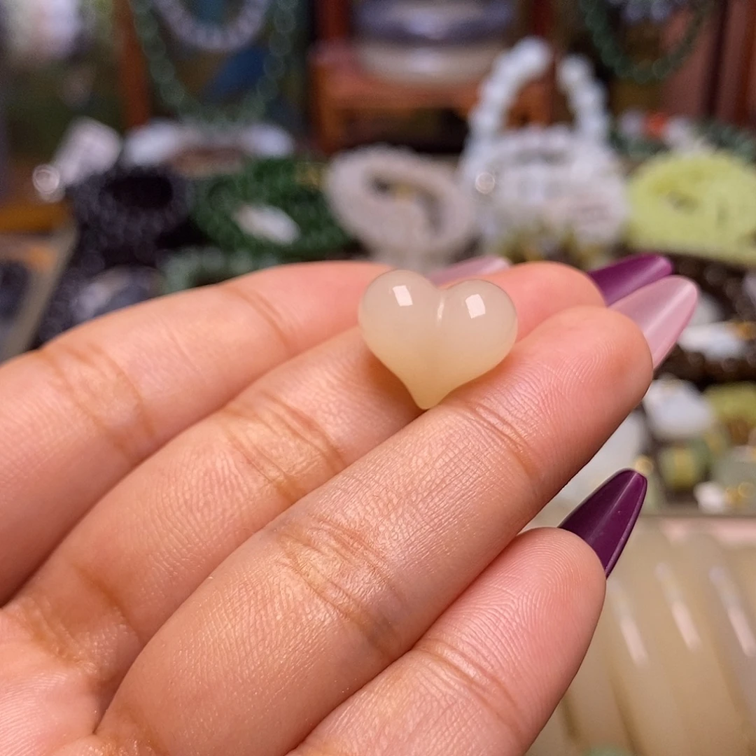 和田玉未镶嵌颈饰藕粉老矿料屁桃