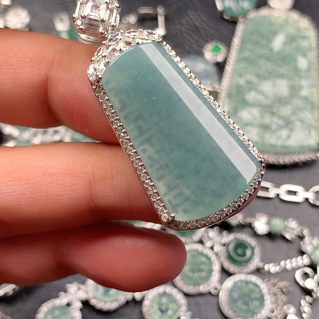 翡翠未镶嵌颈饰无事牌