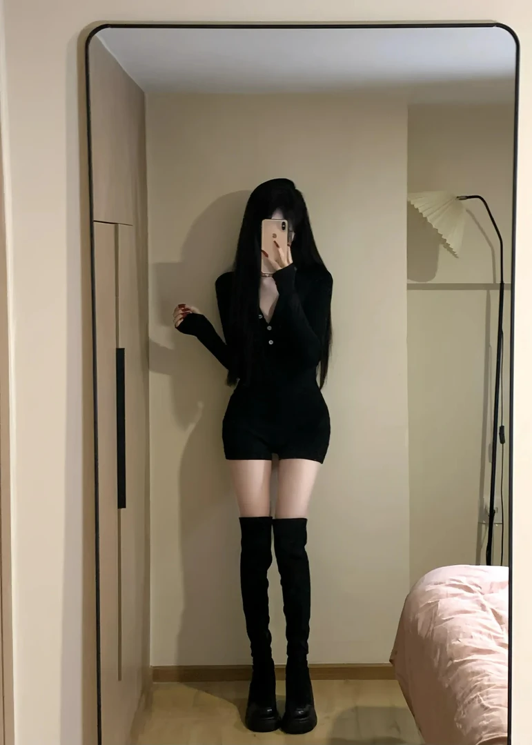 【谍影特工】辣妹气质连衣短裤女小个子新款黑色长袖纽扣V领连体衣