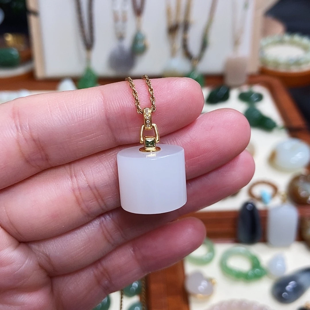 和田玉18K金镶嵌吊坠(赠链)