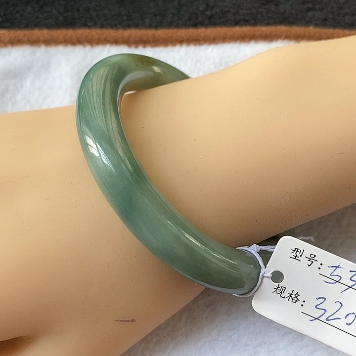 翡翠未镶嵌手镯（圆镯）13654053