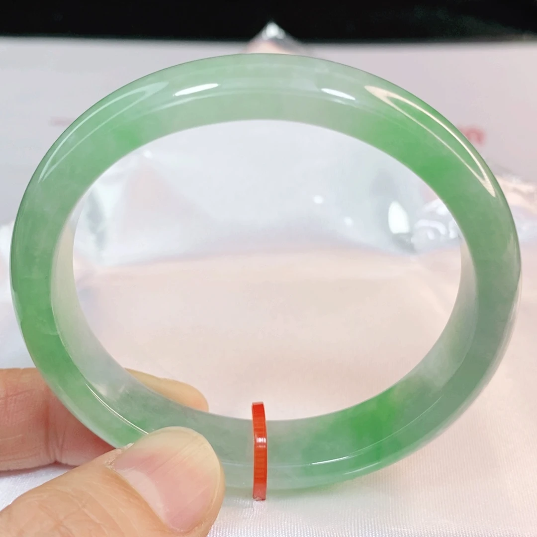 翡翠手镯未镶嵌55圈口贵妃