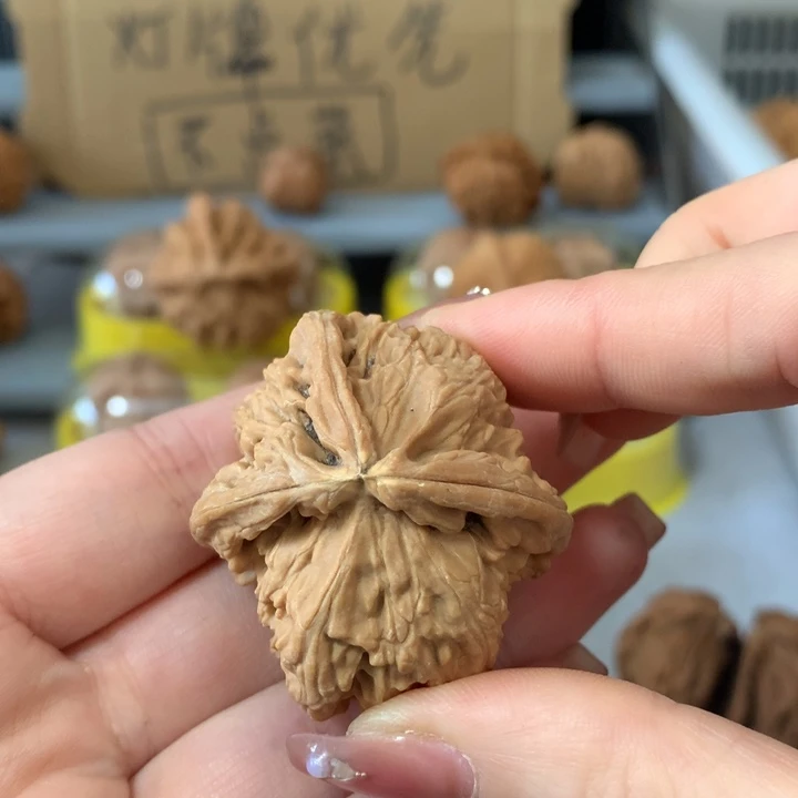 云***抖文玩核桃吊坠异形单只，有瑕疵