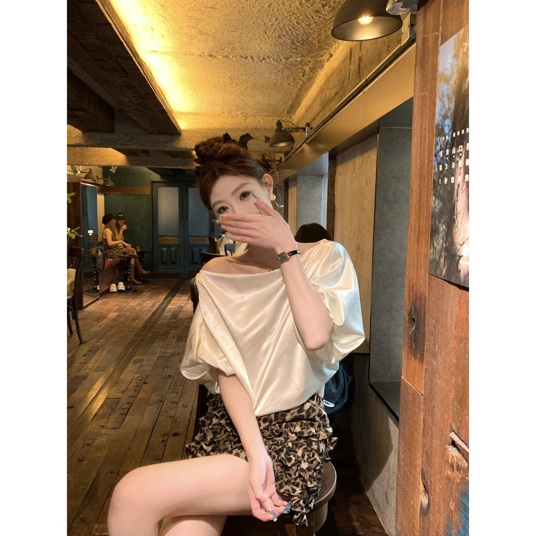 桃 流光缎面设计感气质时尚斜肩上衣女夏季新款显瘦百搭宽松小衫