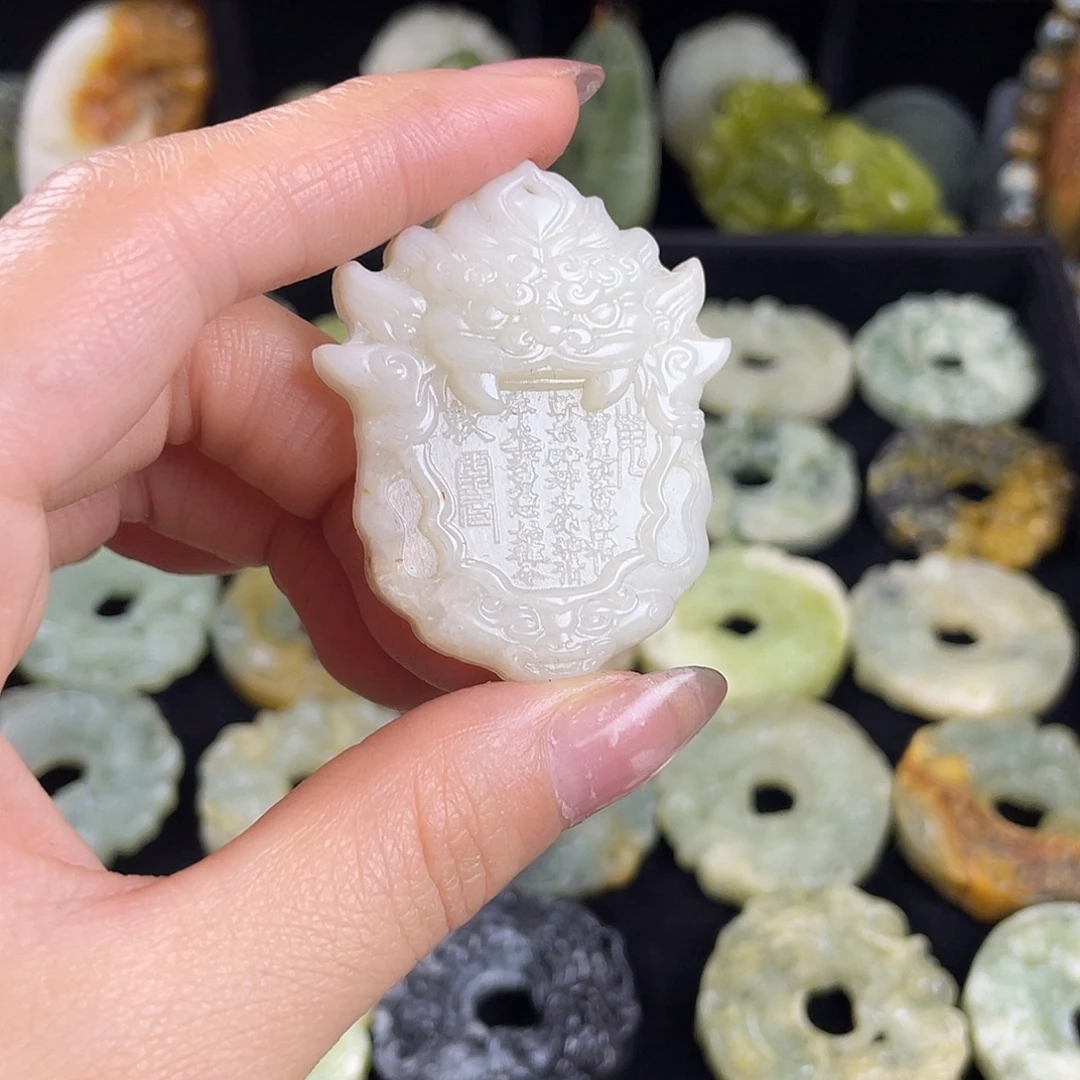 岫玉未镶嵌颈饰吊坠