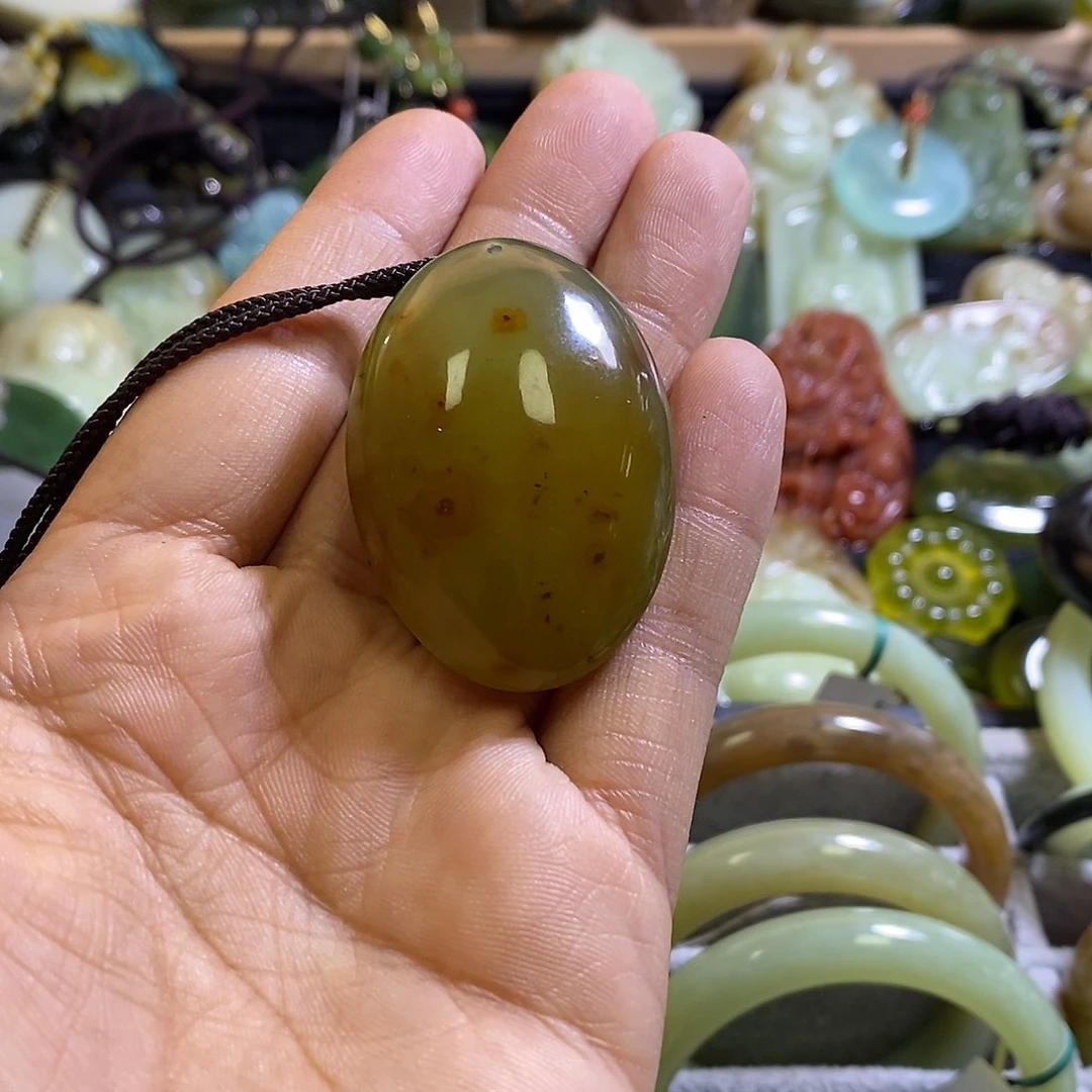 岫玉未镶嵌颈饰一个