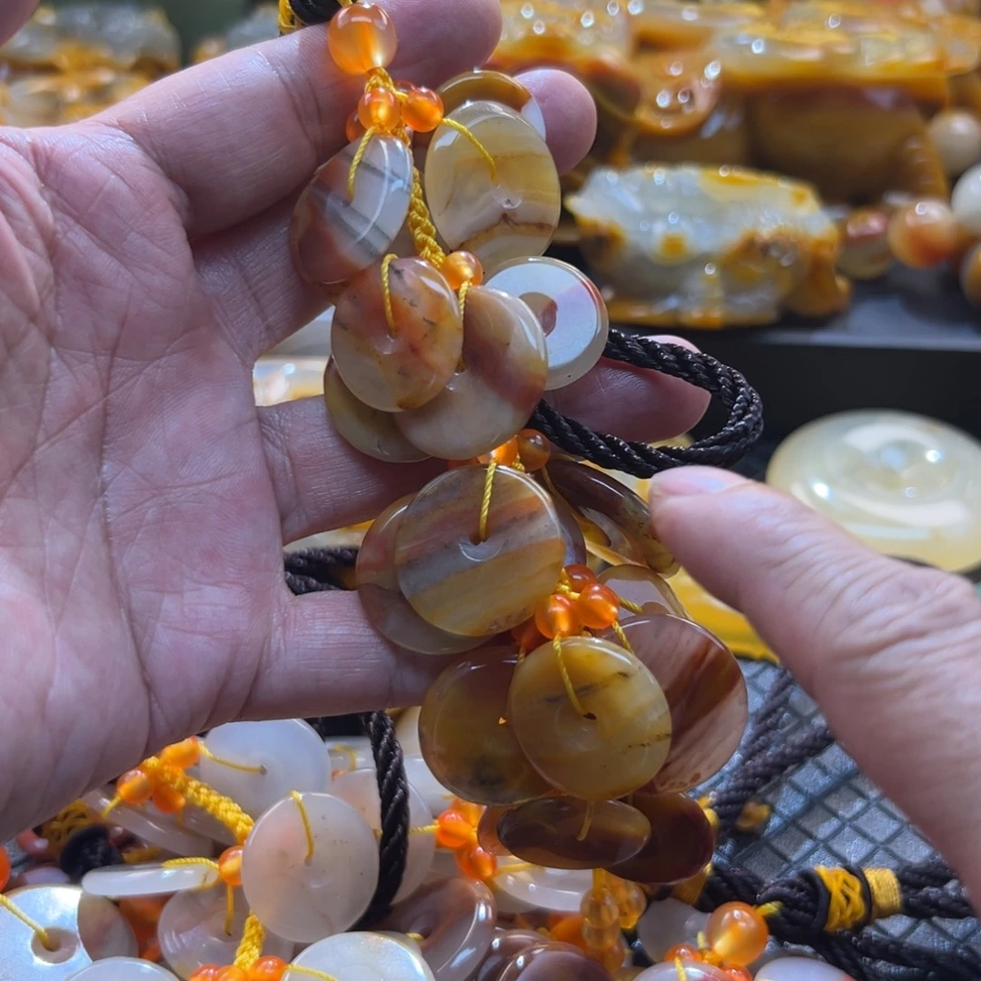 颈饰未镶嵌石英质玉