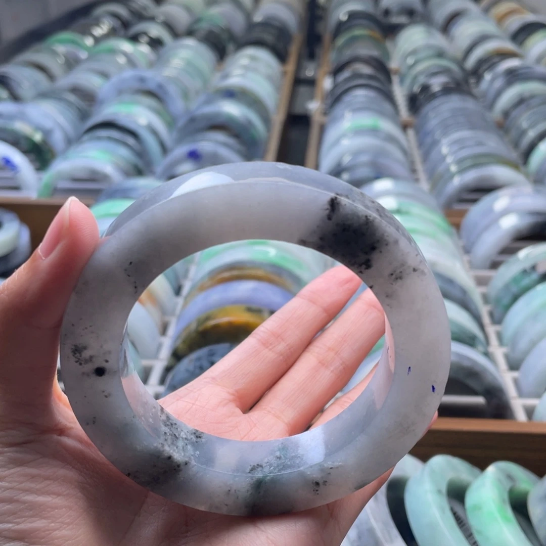 大***皮定制翡翠未镶嵌翡翠手镯