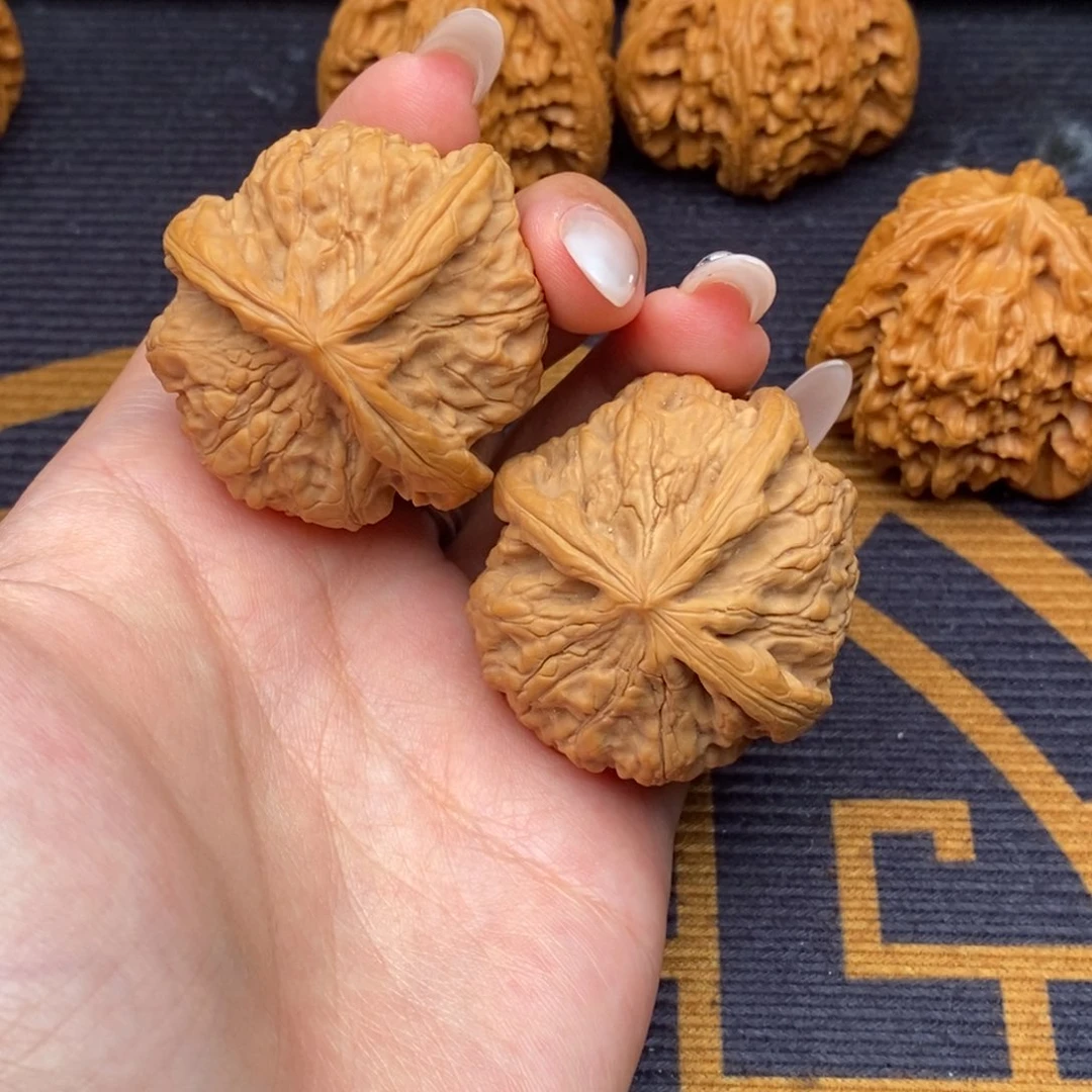 文玩核桃吊坠白狮子正奔