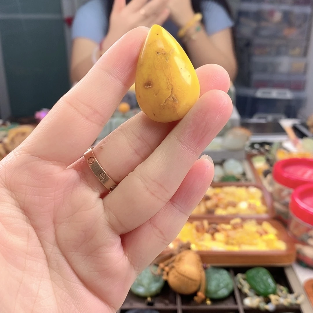 琥珀未镶嵌颈饰瑕疵