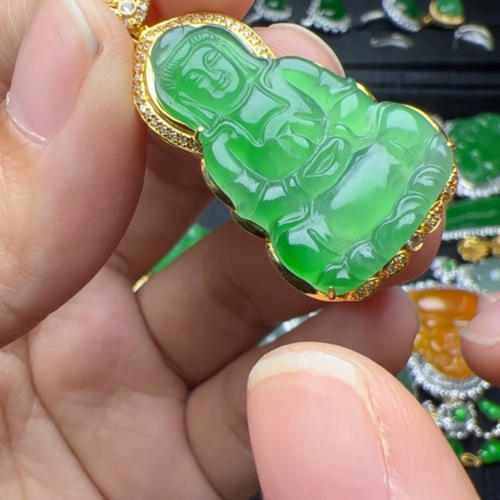 翡翠18K金镶嵌颈饰