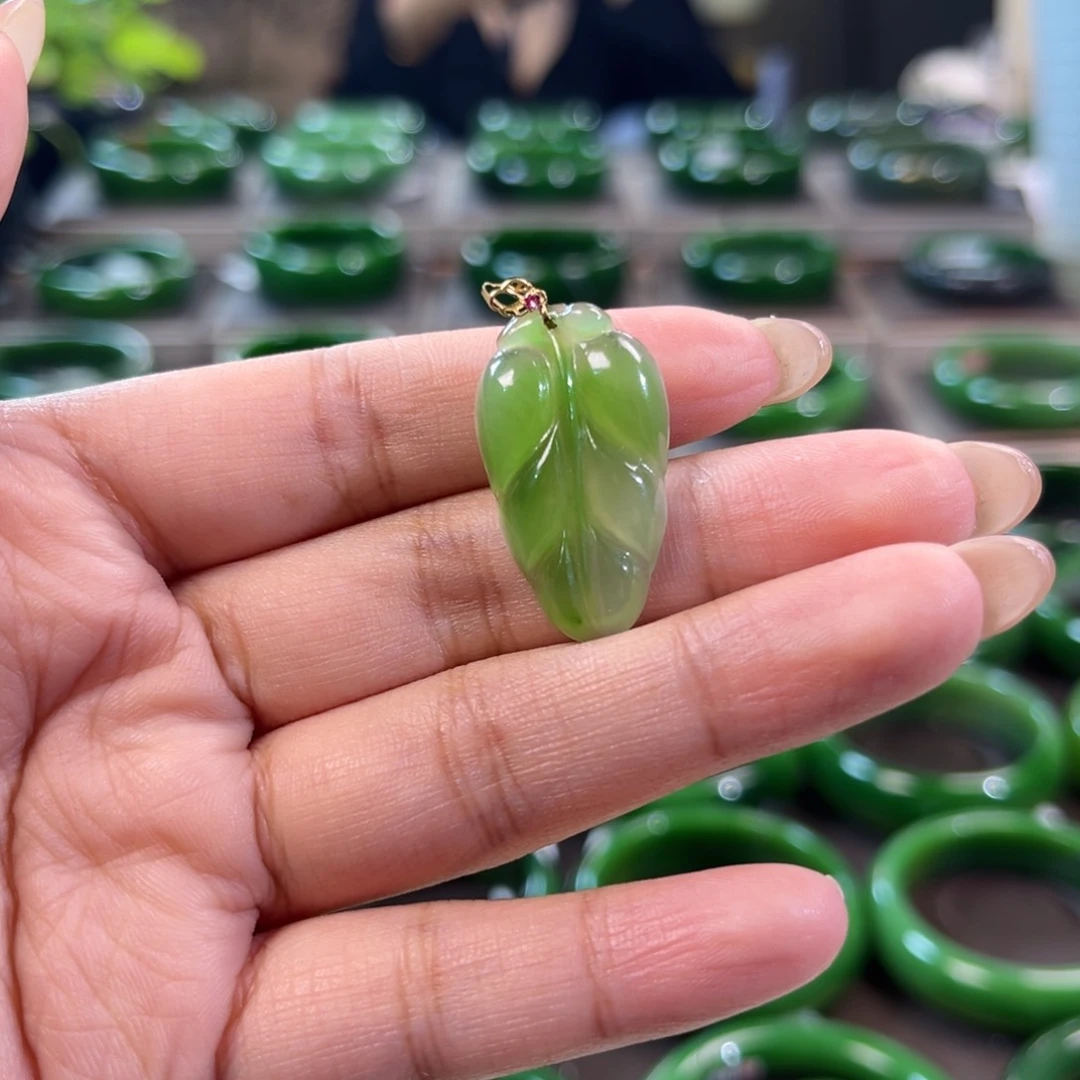 颈饰18K金镶嵌和田玉（碧玉）金枝玉叶
