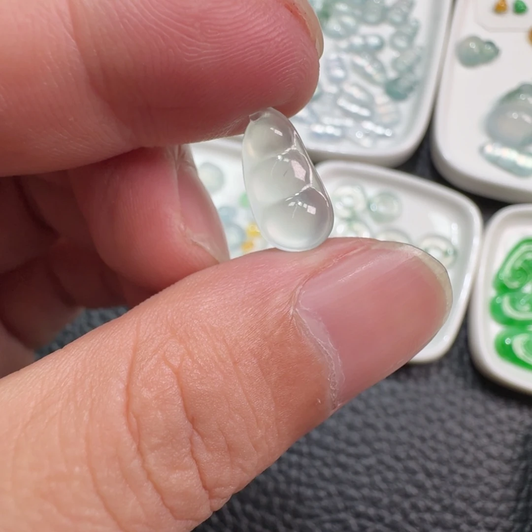 翡翠未镶嵌颈饰福豆