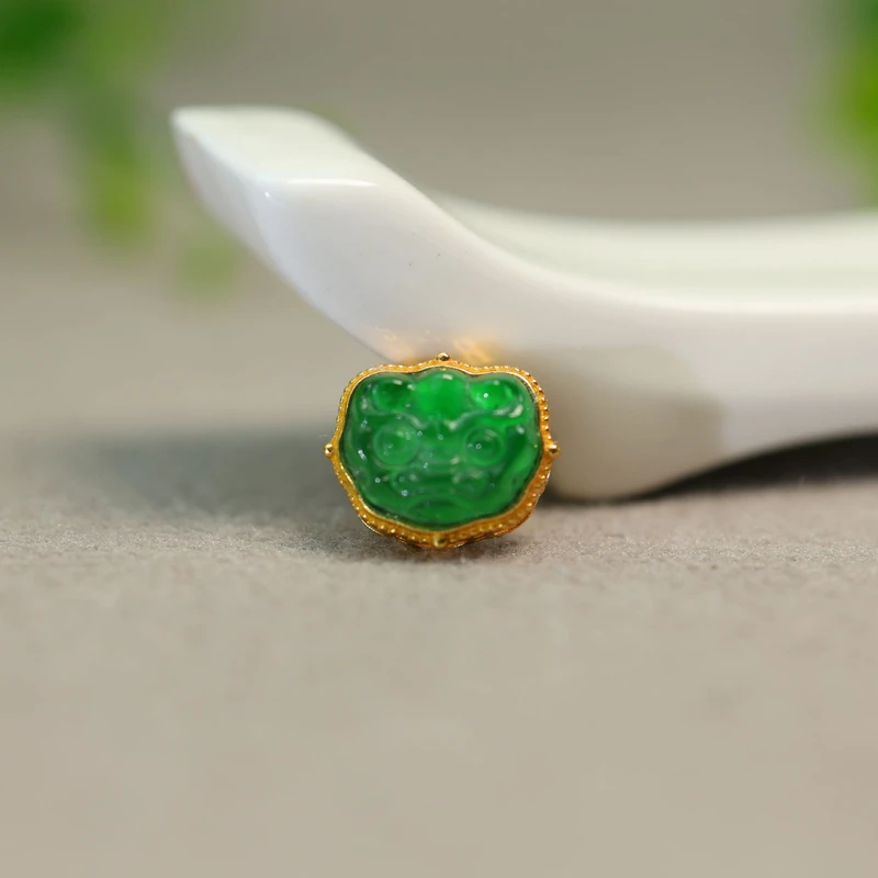 #H260 18K金镶嵌老坑冰种满绿天然A货翡翠狮子头小香盒吊坠