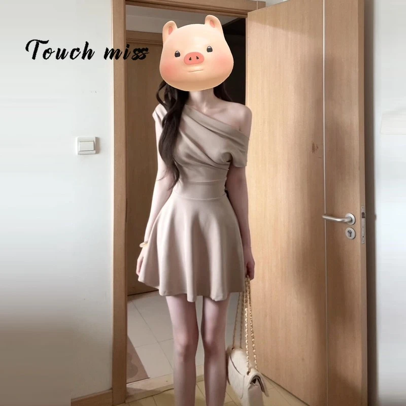 TOUCH MISS法式纯欲风收腰显瘦短裙斜肩巨好看洋装子女装2025新款